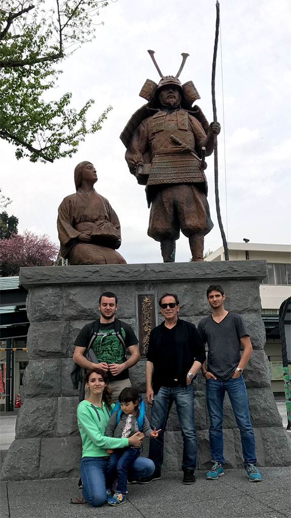 Devant une statue de Samouraï